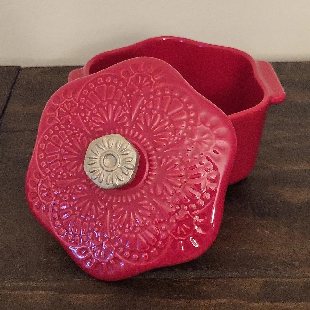 The Pioneer Woman 2 Cup Snowflake Cocotte With Lid